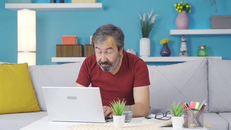 Middle-aged-man-falling-asleep-at-the-computer.
